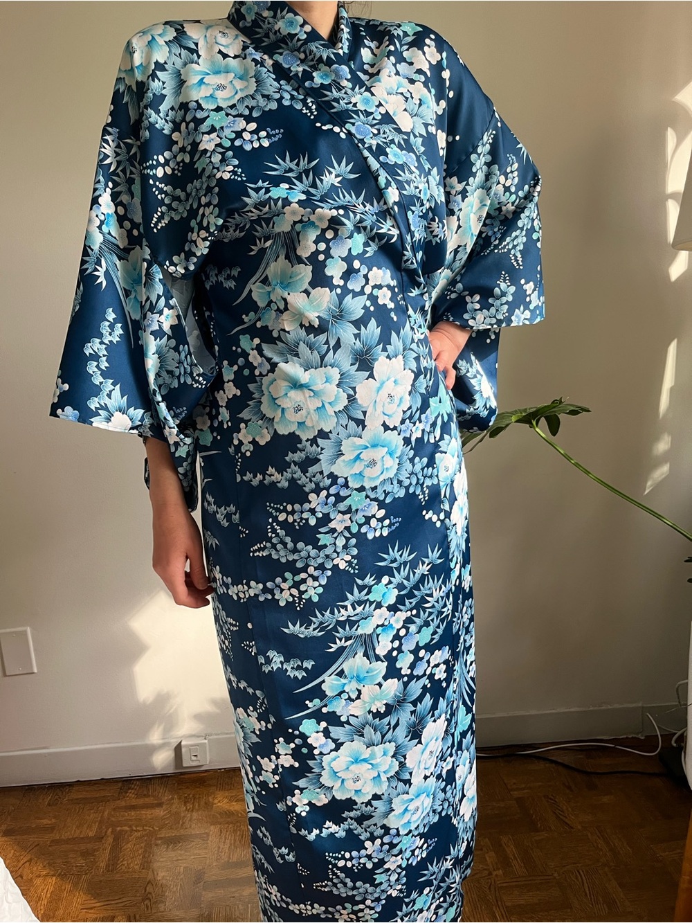 Vintage Eaton 🇨🇦 Satin Kimono Style Robe - Blue and White Floral Pattern - EUC